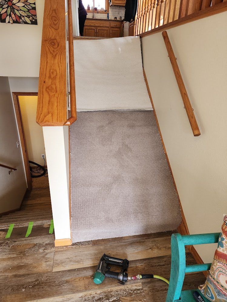 Gray carpet being fitted on the stairwell